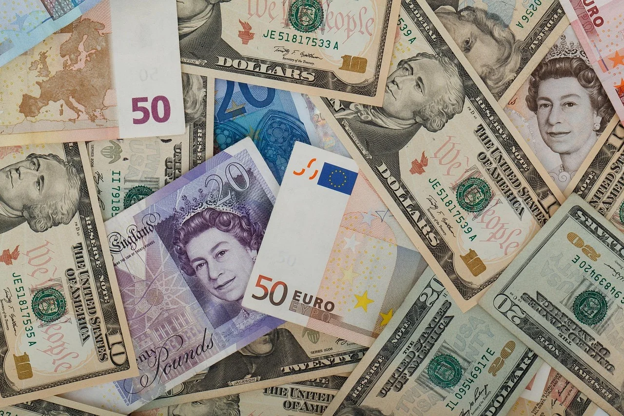 Bundle of euro, US dollar and pound sterling banknotes, the currencies to bring in cash for a trip to Iran