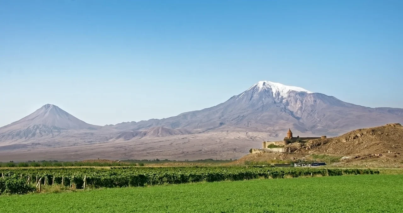 Monastère de Khor Virap face au mont Ararat, vignobles de la plaine en premier plan
