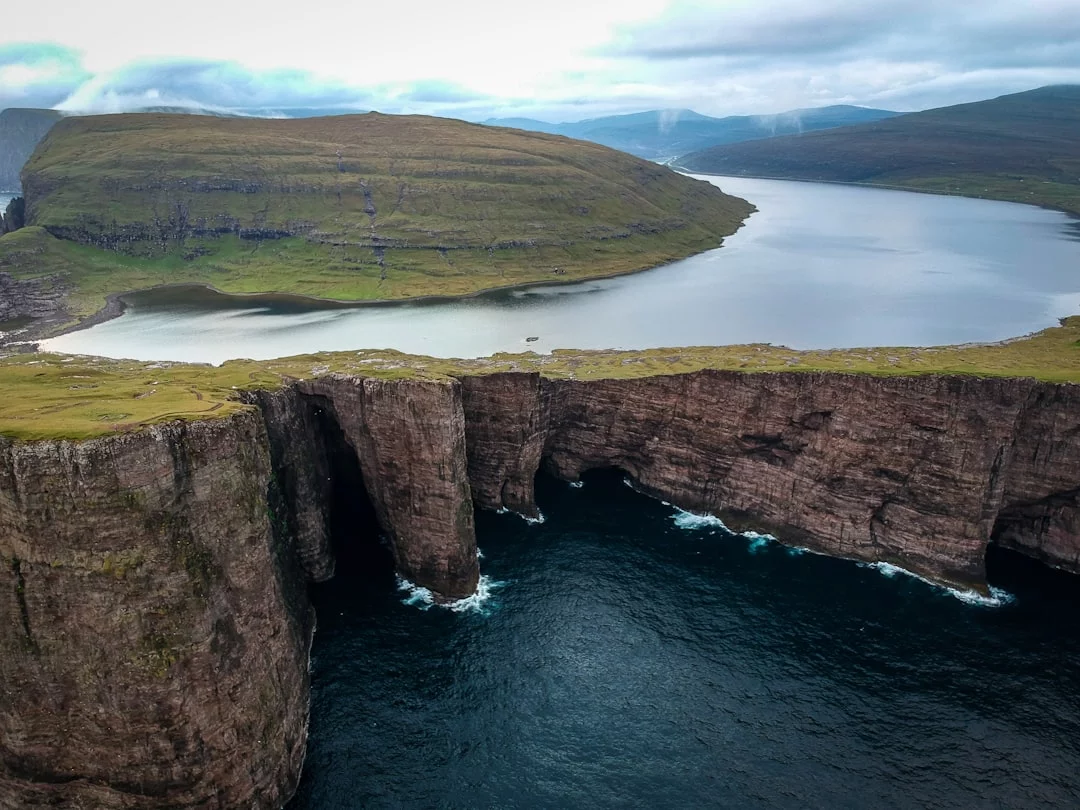 Lac Sørvágsvatn / Leitisvatn et cascade de Bøsdalafossur