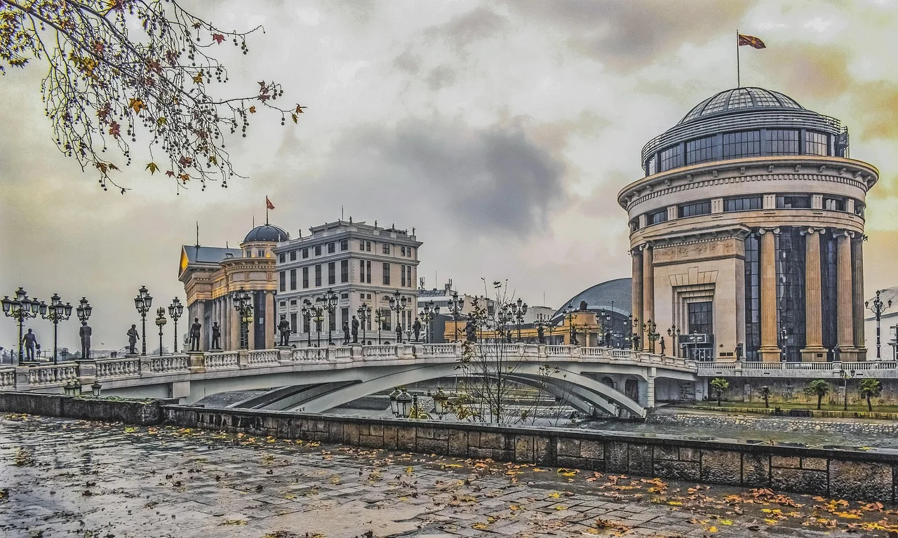 Skopje : vieux bazar (Čaršija), pont de pierre et forteresse Kale
