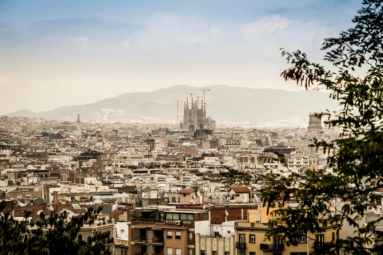 Vue sur les toits de Barcelone avec la Sagrada Família à l'horizon