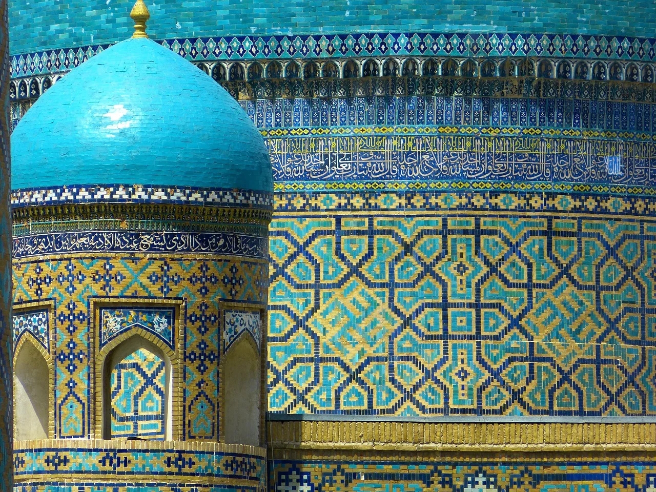 Détail des mosaïques turquoise et or d'une médersa du Registan à Samarcande, coupole lisse et frises de calligraphie en céramique émaillée