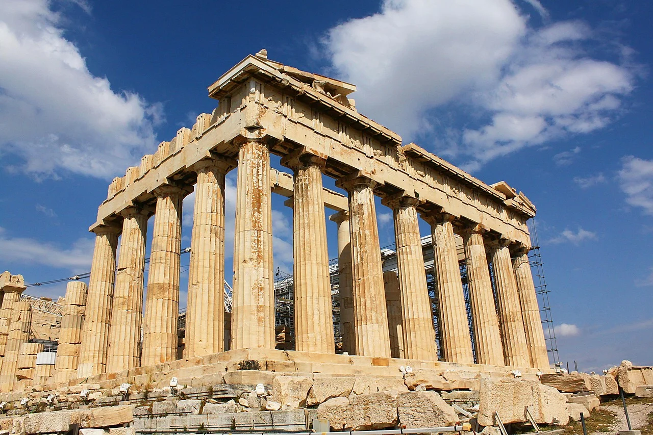 Le Parthénon sur l'Acropole d'Athènes vu en contre-plongée, ses colonnes doriques se détachant sur un ciel bleu