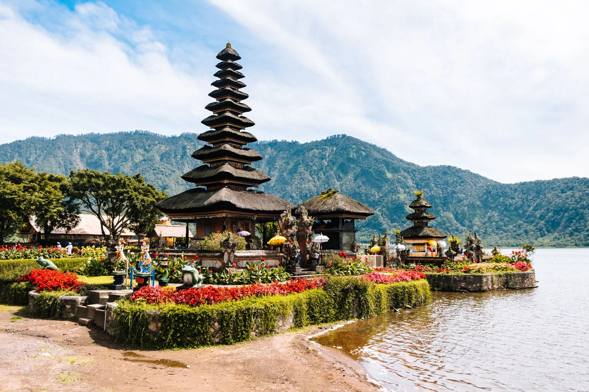 Le temple balinais Pura Ulun Danu Beratan et sa tour à toits étagés au bord du lac Bratan, massifs verts en arrière-plan