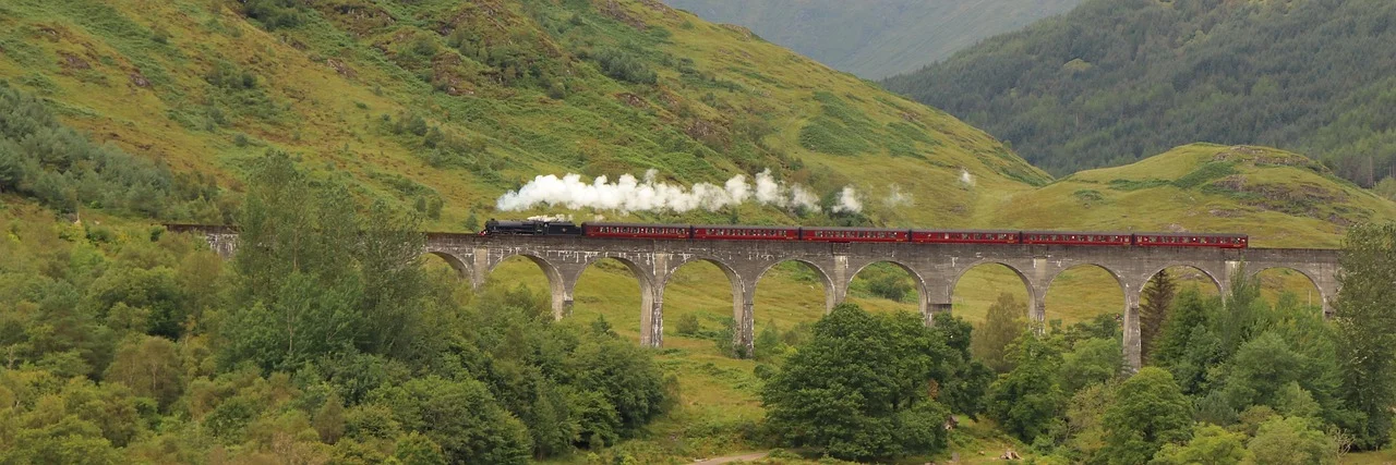 Le train à vapeur Jacobite traverse le viaduc en courbe de Glenfinnan, dans les Highlands écossais.