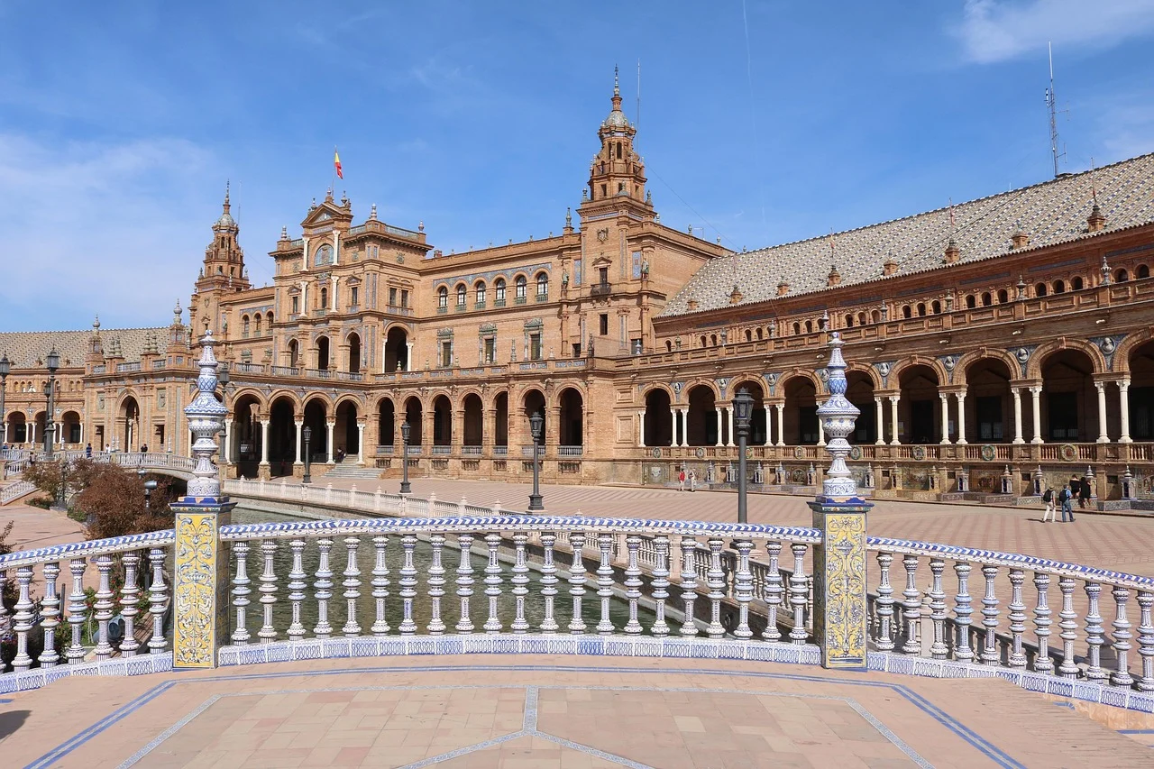 Plaza de España à Séville, avec ses arcades, son canal et ses ponts en céramique.
