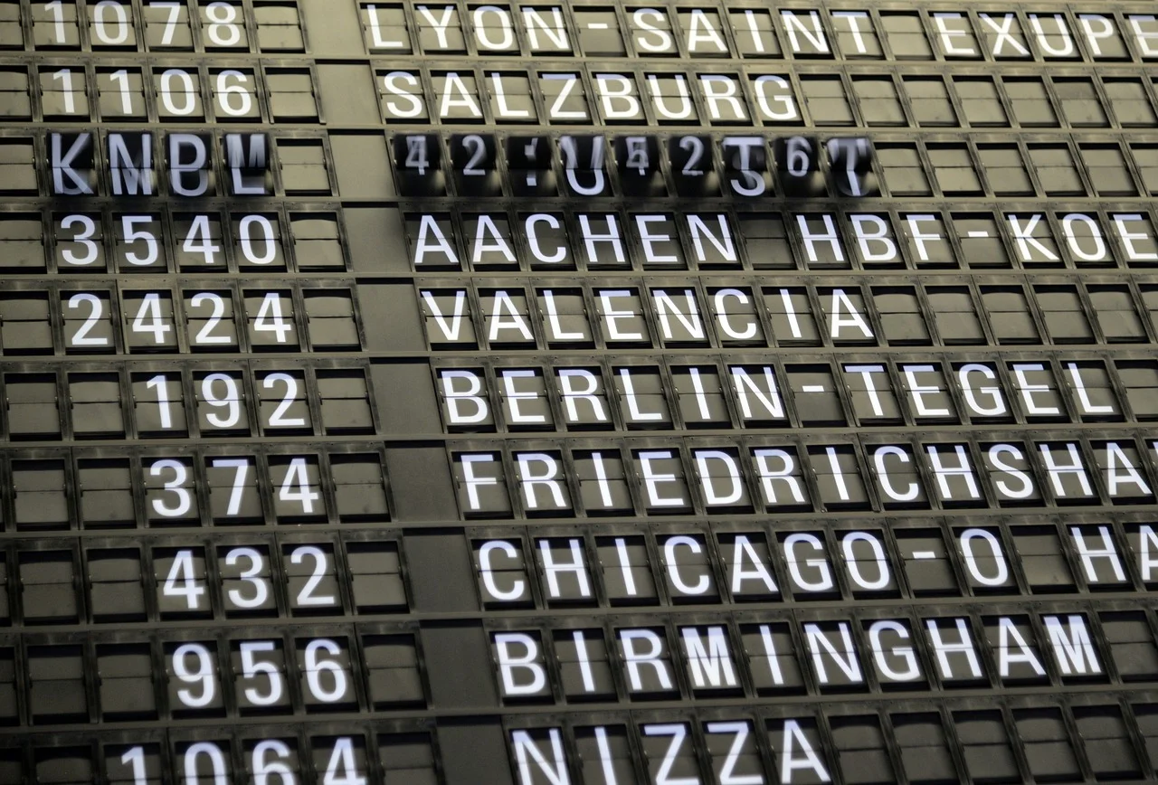 Tableau des départs d'un aéroport affichant une longue liste de vols et leurs horaires
