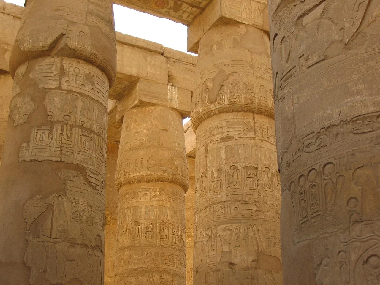Colonnes monumentales couvertes de hiéroglyphes dans la salle hypostyle du temple de Karnak à Louxor, en Égypte