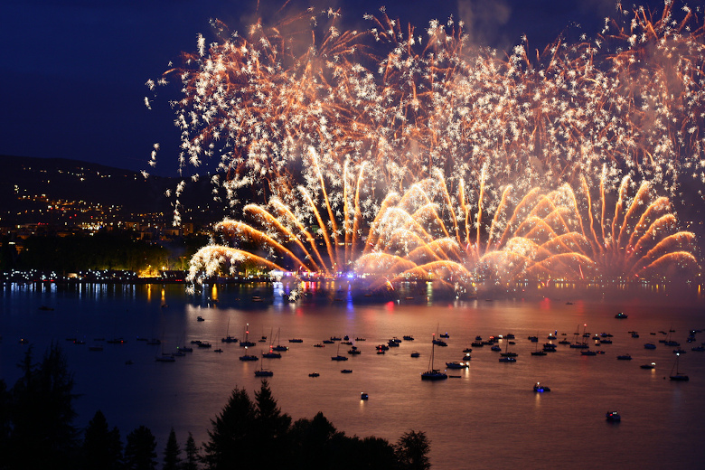Feu d'artifice de la Fête du Lac tiré au-dessus de la baie d'Albigny, à Annecy