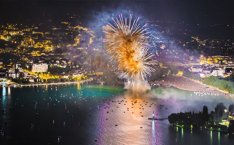 Spectateurs massés sur les rives du lac d'Annecy pendant la Fête du Lac