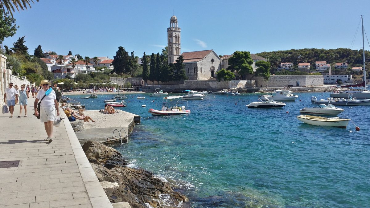 Le monastère franciscain de Hvar Ville au bord de l'eau, entouré de cyprès