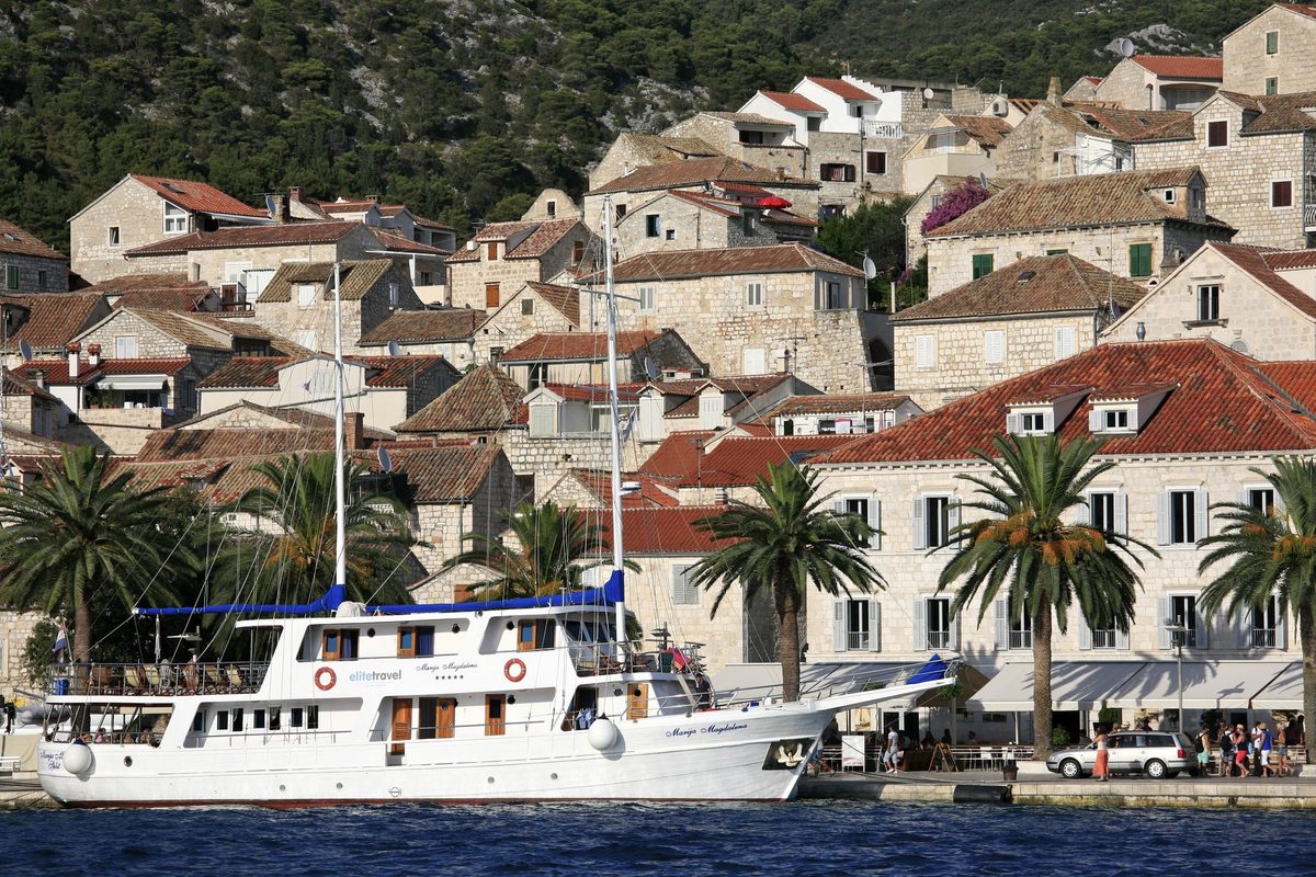 Les maisons de Hvar Ville au-dessus du port, avec les bateaux amarrés au premier plan