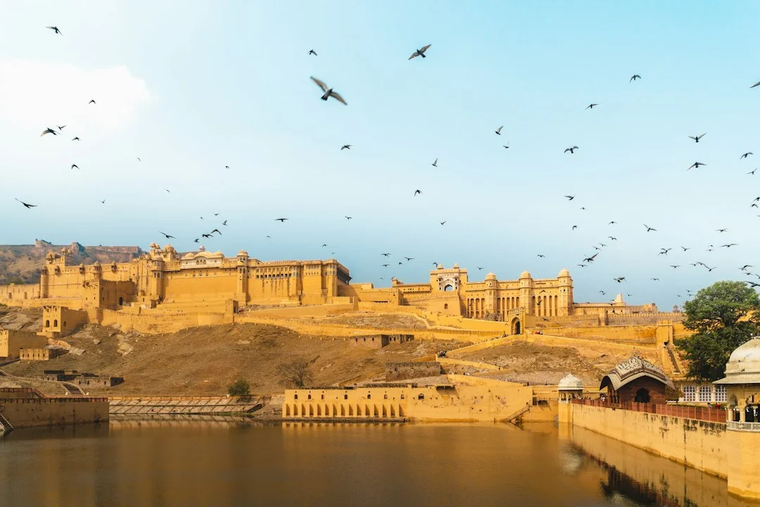 Le fort d'Amber et ses remparts ocre au-dessus du lac Maota, près de Jaipur, au Rajasthan