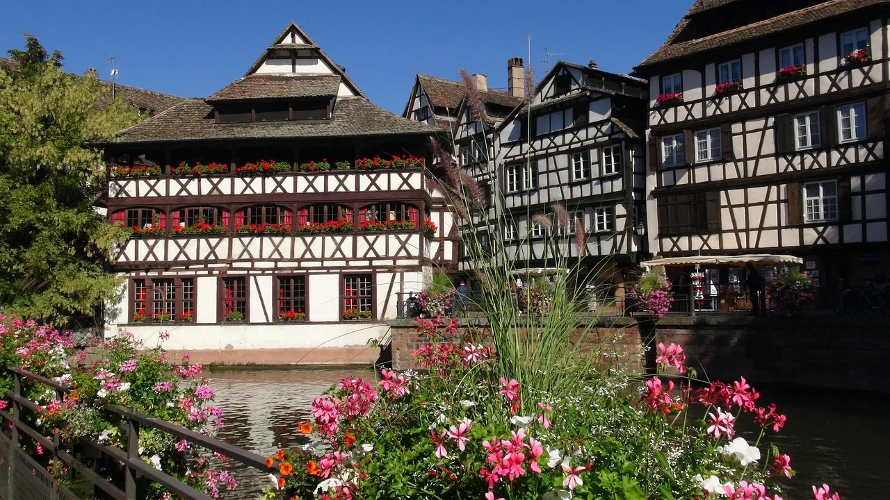 Maisons à colombages de la Petite France à Strasbourg au bord de l'Ill, façades blanches et poutres sombres
