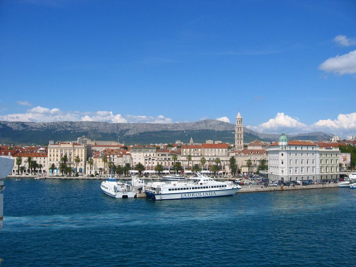 Vue de Split depuis le pont d'un ferry, le clocher de la cathédrale et le front de mer