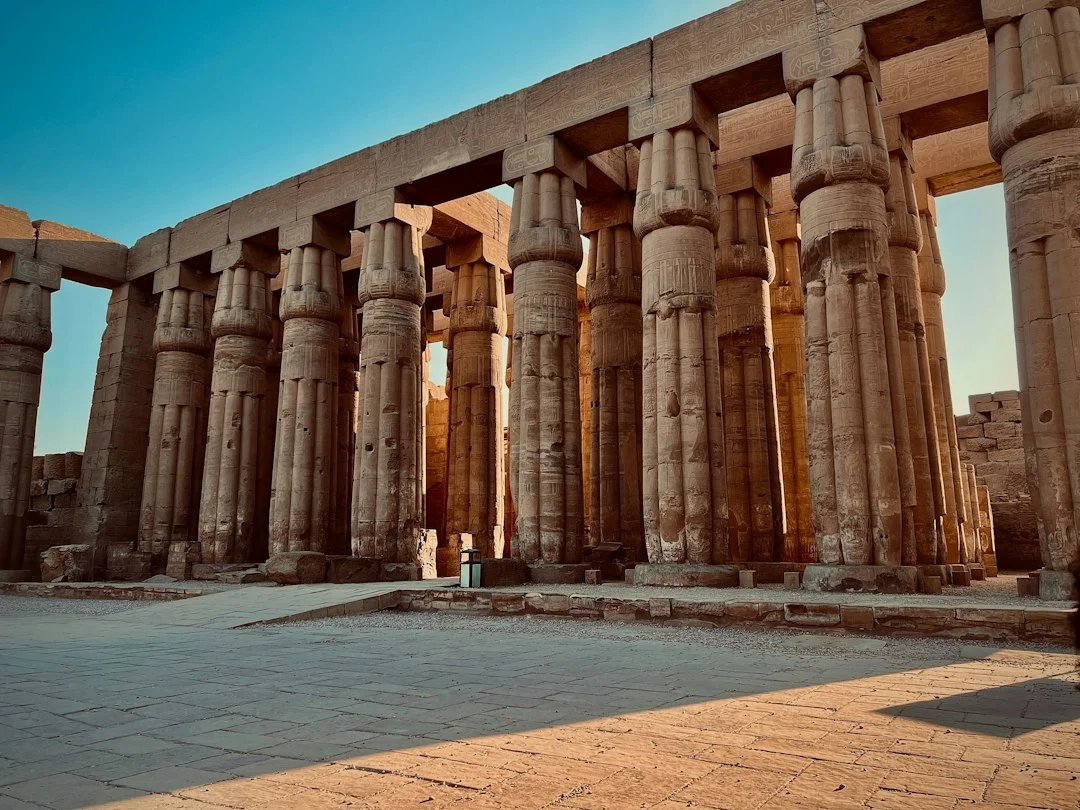 Colonnade de colonnes papyriformes dans un temple de Louxor, au soleil de fin d'après-midi