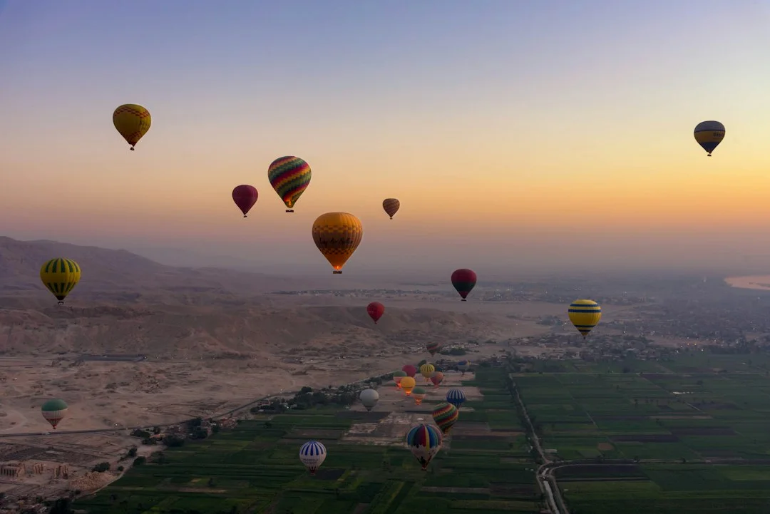 Vol en montgolfière au lever du soleil sur la rive ouest