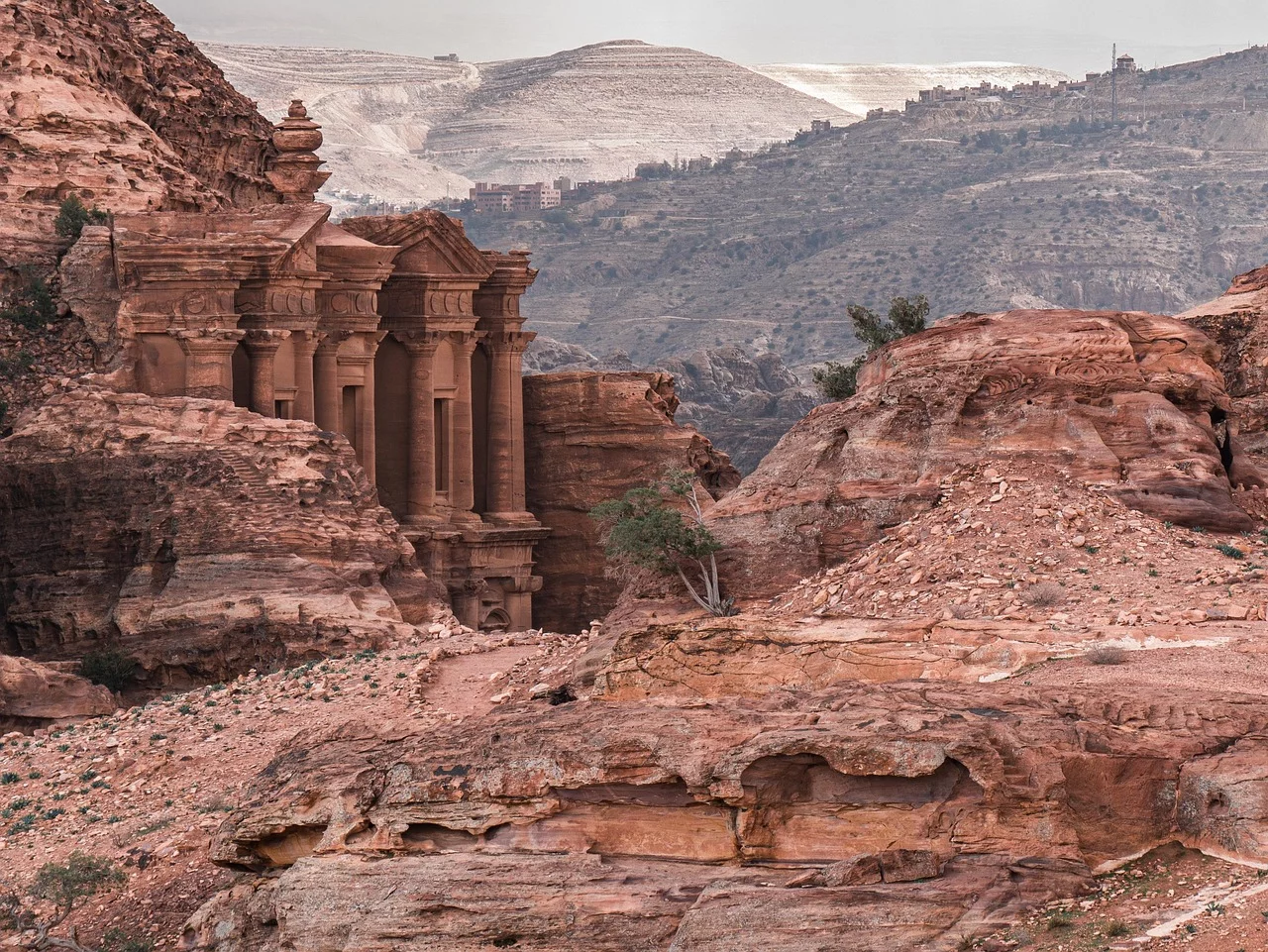 Façade du Monastère (Ad Deir) taillée dans la roche rose à Petra, entourée de montagnes