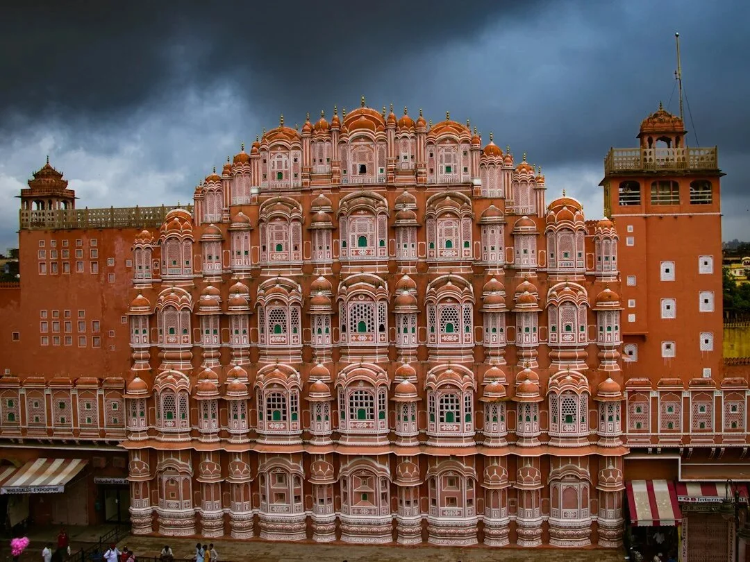 Façade rose ajourée du Hawa Mahal, le palais des Vents, à Jaipur au Rajasthan