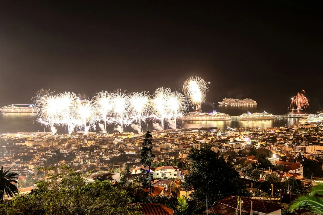 Feu d'artifice du Nouvel An au-dessus de la baie de Funchal, avec des paquebots au large et la ville illuminée