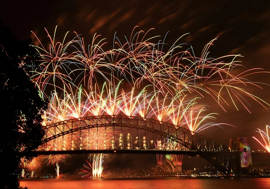 Feu d'artifice du Nouvel An au-dessus du Harbour Bridge de Sydney, gerbes dorées sur la baie