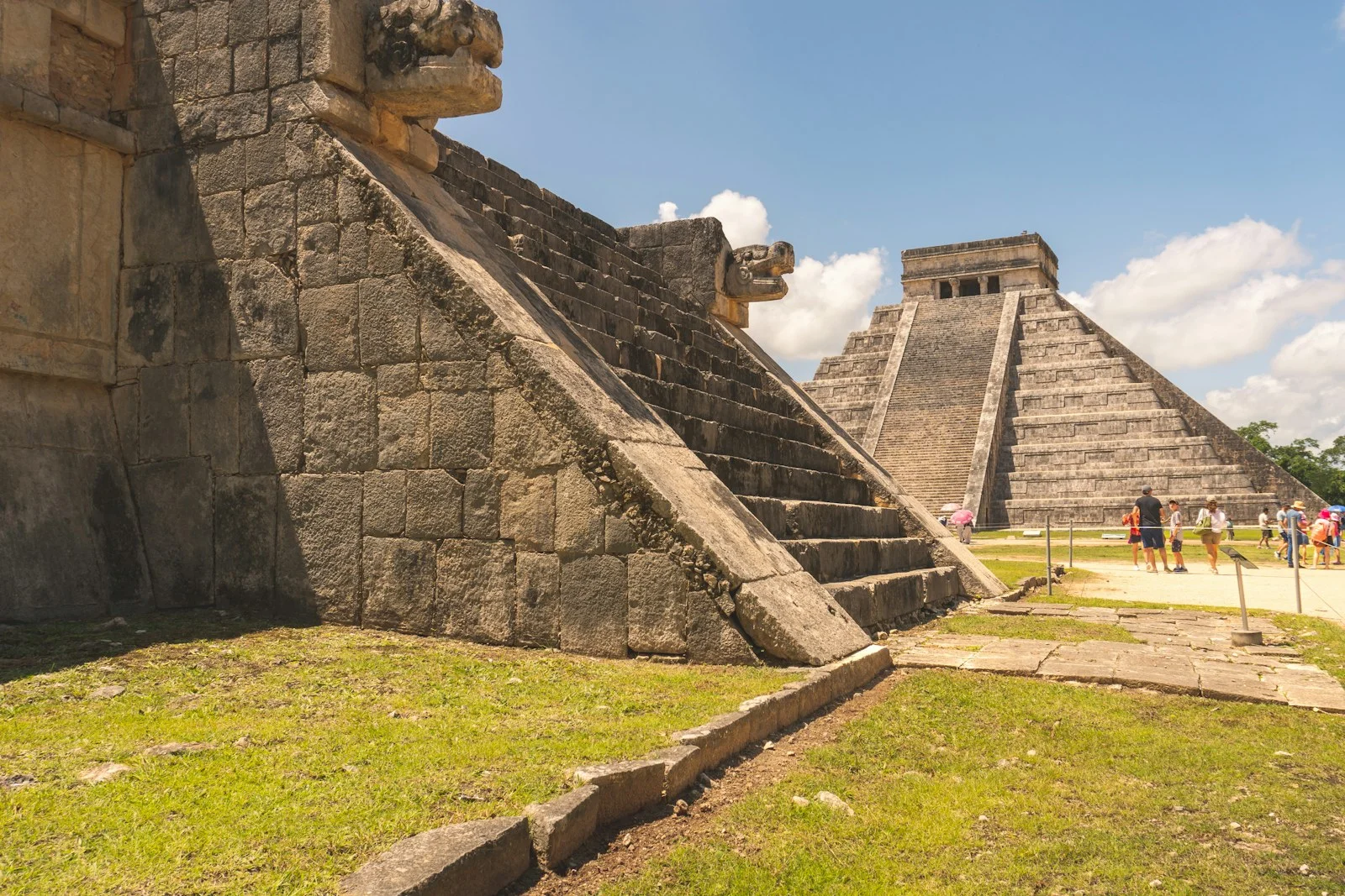 La pyramide d'El Castillo à Chichén Itzá derrière un escalier orné de têtes de serpent, au Mexique