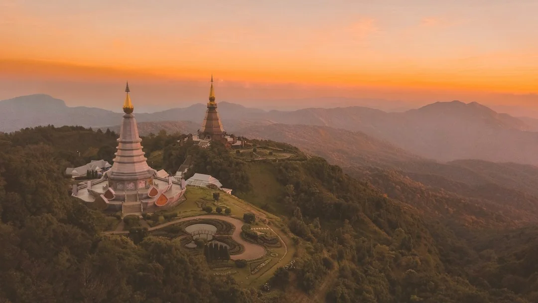 Les deux chedis royaux du Doi Inthanon au coucher du soleil, au-dessus des montagnes du nord de la Thaïlande
