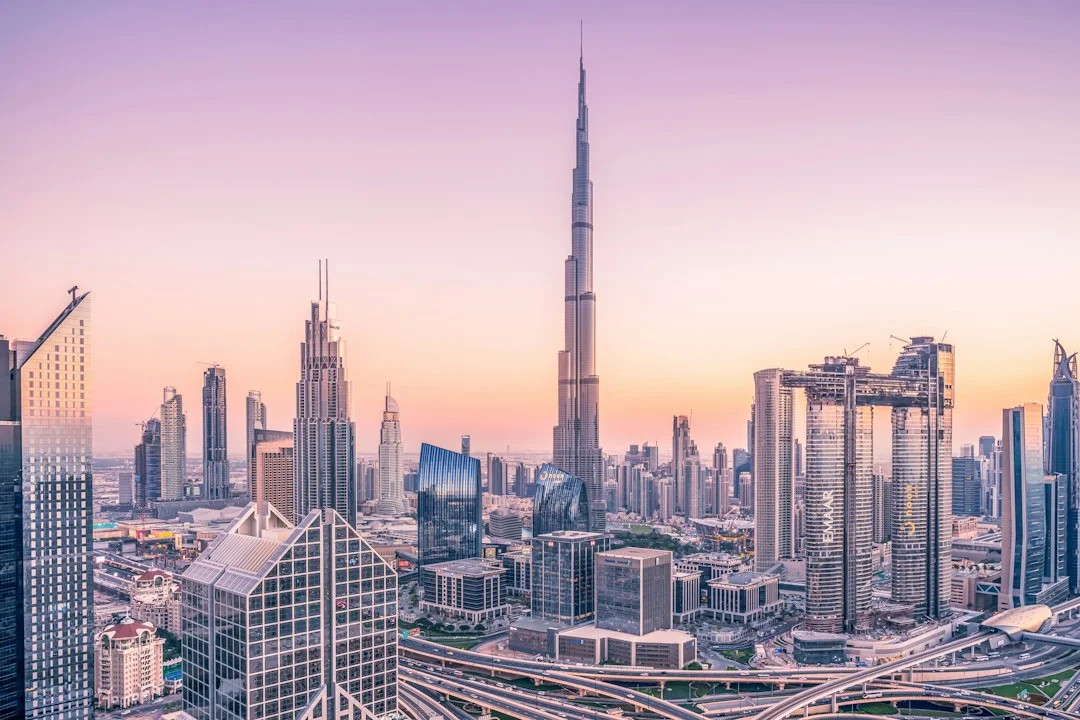 Les tours de Downtown Dubaï dominées par le Burj Khalifa au coucher du soleil