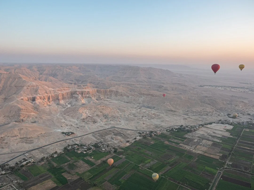 Montgolfière au lever du soleil sur la rive ouest (Louxor)