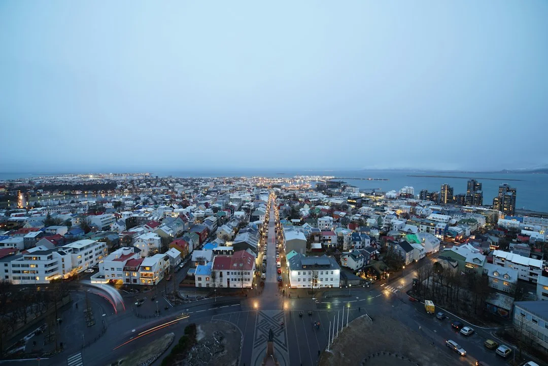 Vue sur les toits colorés de Reykjavik et la mer au crépuscule, depuis le clocher de Hallgrímskirkja